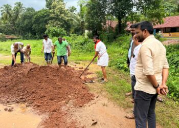 ಪುತ್ತಿಲ ಪರಿವಾರದಿಂದ ಪರ್ಲಡ್ಕ ಅಂಗನವಾಡಿ ಗೇಟ್ ಬಳಿ ಶ್ರಮದಾನ : ಹಾರೆ ಹಿಡಿದು ಶ್ರಮದಾನಕ್ಕೆ ಕೈ ಜೋಡಿಸಿದ ಪುತ್ತಿಲ