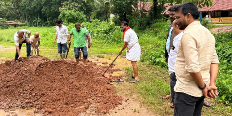 ಪುತ್ತಿಲ ಪರಿವಾರದಿಂದ ಪರ್ಲಡ್ಕ ಅಂಗನವಾಡಿ ಗೇಟ್ ಬಳಿ ಶ್ರಮದಾನ : ಹಾರೆ ಹಿಡಿದು ಶ್ರಮದಾನಕ್ಕೆ ಕೈ ಜೋಡಿಸಿದ ಪುತ್ತಿಲ