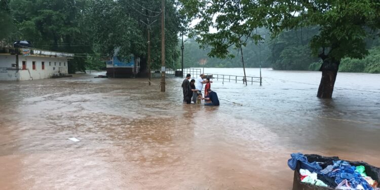 ಸುಬ್ರಹ್ಮಣ್ಯ, ಘಟ್ಟ ಪ್ರದೇಶದಲ್ಲಿ ಭಾರೀ ಮಳೆ : ಕುಮಾರಧಾರ ಸ್ನಾನಘಟ್ಟ ಮುಳುಗಡೆ