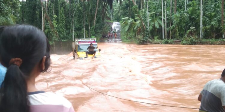 ಕೆದಿಲ : ಸೇತುವೆಯಲ್ಲಿ ಸಿಲುಕಿಕೊಂಡ ಪಿಕಪ್ :  ವಾಹನದಲ್ಲಿದ್ದವರ ರಕ್ಷಣೆ