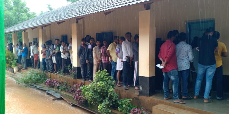 ಗ್ರಾ.ಪಂ. ಉಪಚುನಾವಣೆ : ಆರ್ಯಾಪು, ನಿಡ್ಪಳ್ಳಿಯಲ್ಲಿ ಮಳೆಯ ನಡುವೆಯೂ ಬಿರುಸಿನ ಮತದಾನ