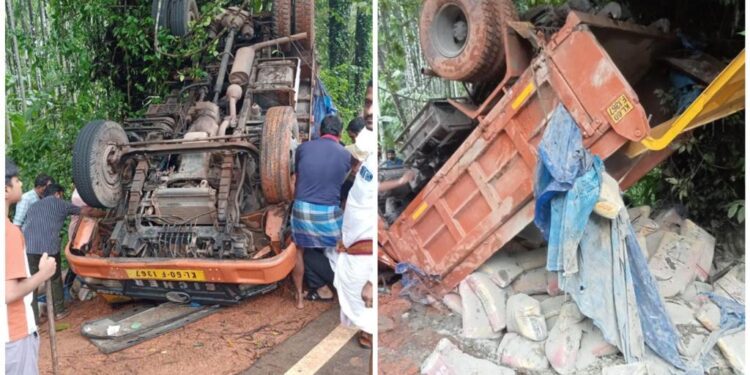 ವಿಟ್ಲ : ನಾಯಿ ಪ್ರಾಣ ಉಳಿಸಲು ಹೋಗಿ ಸಿಮೆಂಟ್ ಲಾರಿ ಪಲ್ಟಿ : ಚಾಲಕ ಪಾರು