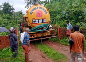 ವಿಟ್ಲ : ಕೇರಳದ ಕೊಳಚೆ ಮಿಶ್ರಿತ ಕೆಮಿಕಲ್ ನೀರು ಚೆಲ್ಲಡ್ಕ ಹಳ್ಳಕ್ಕೆ : ರೆಡ್ ಹ್ಯಾಂಡಾಗಿ ಹಿಡಿದು ಪೊಲೀಸರಿಗೊಪ್ಪಿಸಿದ ಸಾರ್ವಜನಿಕರು