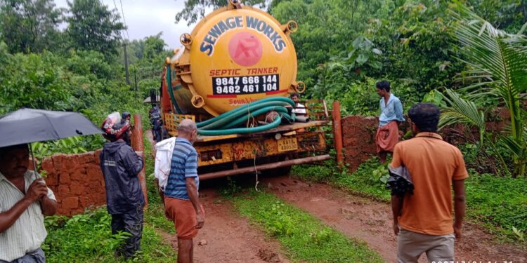 ವಿಟ್ಲ : ಕೇರಳದ ಕೊಳಚೆ ಮಿಶ್ರಿತ ಕೆಮಿಕಲ್ ನೀರು ಚೆಲ್ಲಡ್ಕ ಹಳ್ಳಕ್ಕೆ : ರೆಡ್ ಹ್ಯಾಂಡಾಗಿ ಹಿಡಿದು ಪೊಲೀಸರಿಗೊಪ್ಪಿಸಿದ ಸಾರ್ವಜನಿಕರು