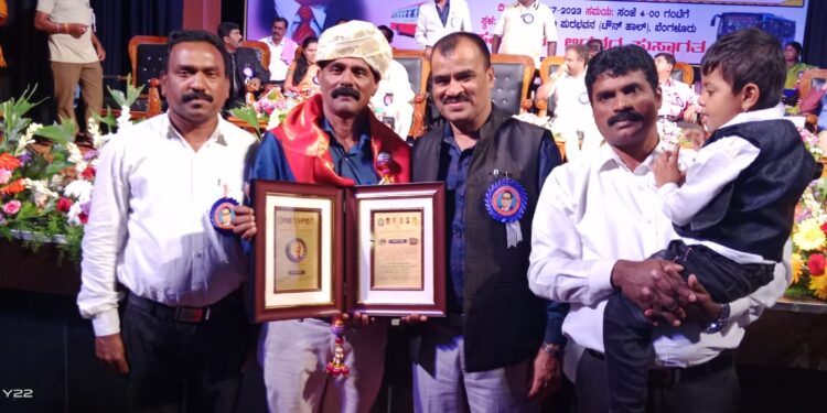 ಕ.ರಾ.ರ.ಸಾ.ನಿಗಮ ಪುತ್ತೂರು ವಿಭಾಗದಲ್ಲಿ ಸಹಾಯಕ ಲೆಕ್ಕಿಗರಾಗಿ  ಕರ್ತವ್ಯ ನಿರ್ವಹಿಸುತ್ತಿರುವ ನಿತೀಶ್ ನಾಯ್ಕ್ ರವರಿಗೆ ‘ಸಾರಿಗೆ ರತ್ನ’ ಪ್ರಶಸ್ತಿ