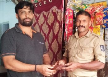 ವಿಟ್ಲ : ರಸ್ತೆಯಲ್ಲಿ ಬಿದ್ದು ಸಿಕ್ಕಿದ ಪರ್ಸ್ ಅನ್ನು ವಾರಿಸುದಾರರಿಗೆ ಹಿಂತಿರುಗಿಸಿ ಪ್ರಾಮಾಣಿಕತೆ ಮೆರೆದ ಪ್ರಕಾಶ್ ಹೋಟೆಲ್ ಮಾಲಕ ಮನೋಜ್ ರೈ