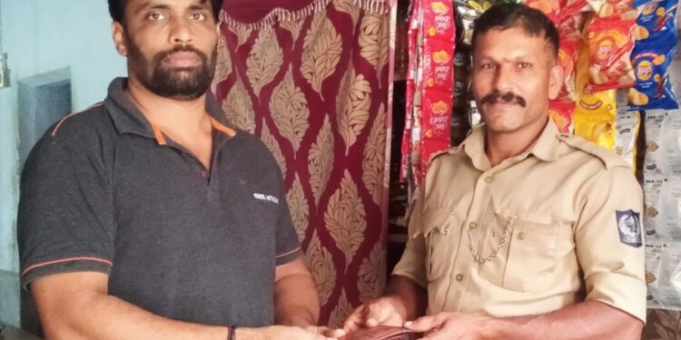 ವಿಟ್ಲ : ರಸ್ತೆಯಲ್ಲಿ ಬಿದ್ದು ಸಿಕ್ಕಿದ ಪರ್ಸ್ ಅನ್ನು ವಾರಿಸುದಾರರಿಗೆ ಹಿಂತಿರುಗಿಸಿ ಪ್ರಾಮಾಣಿಕತೆ ಮೆರೆದ ಪ್ರಕಾಶ್ ಹೋಟೆಲ್ ಮಾಲಕ ಮನೋಜ್ ರೈ