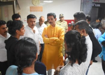 ರೈತ ಆತ್ಮಹತ್ಯೆಗೆ ಯತ್ನ : ಆಸ್ಪತ್ರೆಗೆ ಸಂಸದ ನಳಿನ್ ಕುಮಾರ್ ಕಟೀಲ್, ಶಾಸಕ ರಾಜೇಶ್ ನಾಯ್ಕ್  ಭೇಟಿ ; ಶೀಘ್ರ ತನಿಖೆಯ ಬಗ್ಗೆ ಕುಟುಂಬಸ್ಥರಿಗೆ ಭರವಸೆ