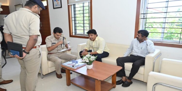 ಸಾಮಾಜಿಕ ಜಾಲತಾಣಗಳಲ್ಲಿ ಹಿಂದೂಗಳ ಭಾವನೆಗೆ ಧಕ್ಕೆ : ಸೂಕ್ತ ಕ್ರಮಕ್ಕೆ ಶಾಸಕರ ಆಗ್ರಹ..!!!