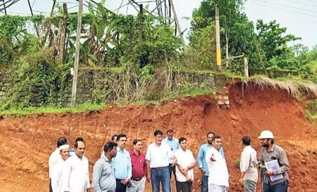 ಗಡಿಯಾರ : ಹೆದ್ದಾರಿಗಾಗಿ ಗುಡ್ಡ ಅಗೆತ : ಶಾಲೆ, ವಿದ್ಯುತ್‌ ಟವರ್‌ಗೆ ಅಪಾಯ