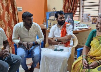 ಬಜರಂಗದಳ ಮುಖಂಡ ರಘು ಸಕಲೇಶಪುರ ಮನೆಗೆ ಹಿಂದೂ ಮುಖಂಡ ಅರುಣ್ ಕುಮಾರ್ ಪುತ್ತಿಲ ಭೇಟಿ