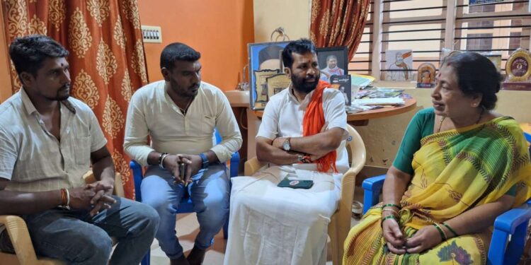 ಬಜರಂಗದಳ ಮುಖಂಡ ರಘು ಸಕಲೇಶಪುರ ಮನೆಗೆ ಹಿಂದೂ ಮುಖಂಡ ಅರುಣ್ ಕುಮಾರ್ ಪುತ್ತಿಲ ಭೇಟಿ