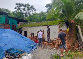 ವಿಟ್ಲ : ಕಾಂಪೌಂಡ್ ತಡೆಗೋಡೆ ಮನೆ ಮೇಲೆ ಬಿದ್ದು ಅಪಾರ ನಷ್ಟ : ಕಾಂಪೌಂಡ್ ಬಳಿ ಶೇಖರಿಸಿದ್ದ ಎಂ ಸ್ಯಾಂಡ್ ಭಾರದಿಂದ ಕುಸಿತ..!!!