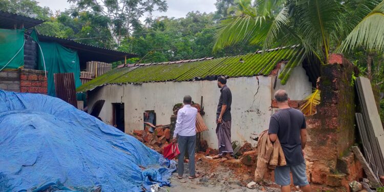 ವಿಟ್ಲ : ಕಾಂಪೌಂಡ್ ತಡೆಗೋಡೆ ಮನೆ ಮೇಲೆ ಬಿದ್ದು ಅಪಾರ ನಷ್ಟ : ಕಾಂಪೌಂಡ್ ಬಳಿ ಶೇಖರಿಸಿದ್ದ ಎಂ ಸ್ಯಾಂಡ್ ಭಾರದಿಂದ ಕುಸಿತ..!!!