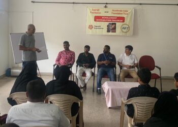 ಏಕ ಪೋಷಕ ಮಕ್ಕಳಿಗೆ ಶಿಕ್ಷಣಕ್ಕಾಗಿ ಶಾಲಾ ಶುಲ್ಕ ವಿತರಣೆ