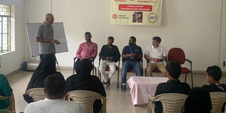 ಏಕ ಪೋಷಕ ಮಕ್ಕಳಿಗೆ ಶಿಕ್ಷಣಕ್ಕಾಗಿ ಶಾಲಾ ಶುಲ್ಕ ವಿತರಣೆ