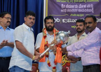 ಅರುಣ್ ಕುಮಾರ್ ಪುತ್ತಿಲ ರವರಿಗೆ ‘ಬೆಳ್ಳಿಯ ಗಧೆ’, ಬೆಂಗಳೂರಿನ ಅಭಿಮಾನಿಗಳಿಂದ “ದಕ್ಷಿಣದ ನೇತಾರ” ನಾಮಾಂಕಿತ ಭಾವಚಿತ್ರ ನೀಡಿ ಸನ್ಮಾನ