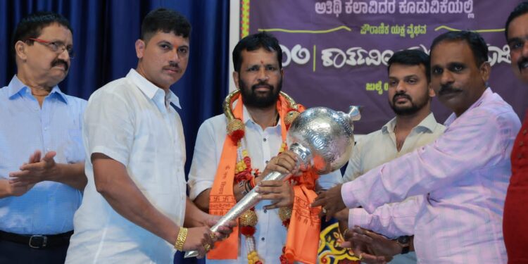 ಅರುಣ್ ಕುಮಾರ್ ಪುತ್ತಿಲ ರವರಿಗೆ ‘ಬೆಳ್ಳಿಯ ಗಧೆ’, ಬೆಂಗಳೂರಿನ ಅಭಿಮಾನಿಗಳಿಂದ “ದಕ್ಷಿಣದ ನೇತಾರ” ನಾಮಾಂಕಿತ ಭಾವಚಿತ್ರ ನೀಡಿ ಸನ್ಮಾನ