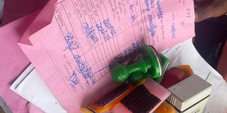 ಪುತ್ತೂರು : ನಕಲಿ ದಾಖಲೆ ಸೃಷ್ಟಿ ಕಚೇರಿಗೆ ಅಧಿಕಾರಿಗಳಿಂದ ದಾಳಿ : ಹಲವು ಪಂಚಾಯತ್ ಗಳ ಮೊಹರು ಪತ್ತೆ ; ಓರ್ವ ವಶಕ್ಕೆ