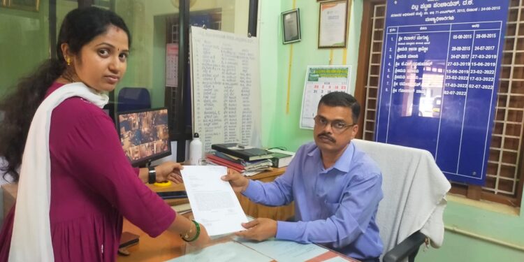 ವಿಟ್ಲ : ಮಳೆಗಾಲ ಪ್ರಾರಂಭವಾಗಿ ತಿಂಗಳಾದರೂ ಬಗೆ ಹರಿಯದ ನೀರಿನ ಸಮಸ್ಯೆ : ಪ.ಪಂ. ಮುಖ್ಯಅಧಿಕಾರಿಗೆ ಮನವಿ ಸಲ್ಲಿಸಿದ ಪ.ಪಂ. ನಾಲ್ಕನೇ ವಾರ್ಡ್ ಸದಸ್ಯೆ ರಕ್ಷಿತಾ ಸನತ್