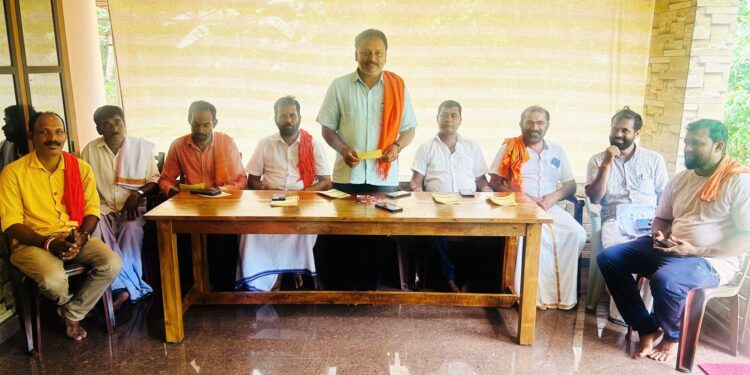 ಬ್ಯಾಟ್ ಹಿಡಿದು ಫೀಲ್ಡ್ ಗಿಳಿದ ಪುತ್ತಿಲ ಪರಿವಾರ : ಸಭೆ – 2ನೇ ದಿನವೂ ಮುಂದುವರೆದ ಮನೆ ಮನೆ ಭೇಟಿ