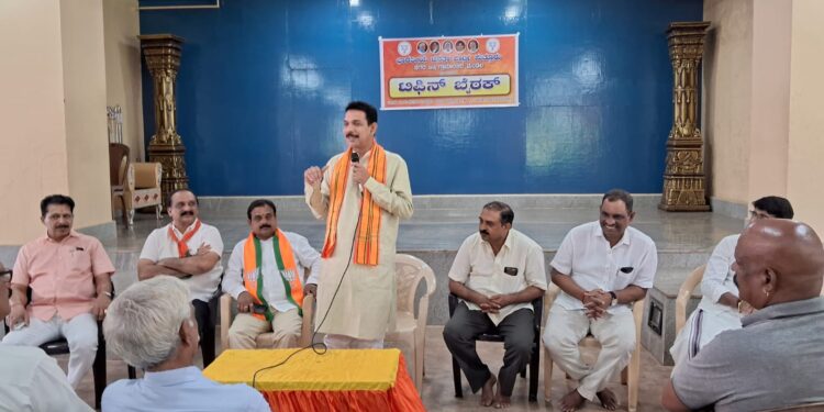 ಪುತ್ತೂರು : ಬಿಜೆಪಿ ರಾಜ್ಯಾಧ್ಯಕ್ಷ ನಳಿನ್ ಕುಮಾರ್ ಕಟೀಲ್ ನೇತೃತ್ವದಲ್ಲಿ ನಗರ ಹಾಗೂ ಗ್ರಾಮಾಂತರ ಮಂಡಲದ ಪದಾಧಿಕಾರಿಗಳ ಜೊತೆ ಟಿಫಿನ್ ಬೈಠಕ್