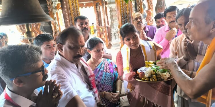 ಪುತ್ತೂರು : ಜಿಲ್ಲಾಧಿಕಾರಿಗಳ ತಾಂತ್ರಿಕ ಸಹಾಯಕರು, ಪದನಿಮಿತ್ತ ಭೂದಾಖಲೆಗಳ ಉಪನಿರ್ದೇಶಕರಾದ ಪ್ರಸಾದಿನಿ ಶ್ರೀ ಮಹಾಲಿಂಗೇಶ್ವರ ದೇವಸ್ಥಾನಕ್ಕೆ ಭೇಟಿ