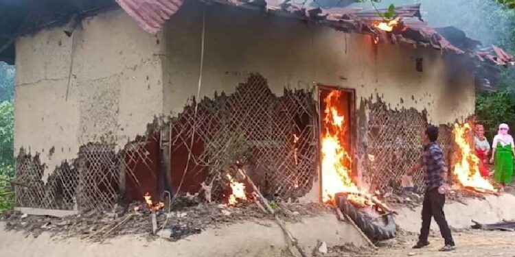 ಮಣಿಪುರ : ವಿವಸ್ತ್ರಗೊಳಿಸಿ ಮೆರವಣಿಗೆ ಮಾಡಿದ್ದ ಐವರು ಅರೆಸ್ಟ್ : ಪ್ರಮುಖ ಆರೋಪಿಯ ಮನೆಗೆ ಬೆಂಕಿಯಿಟ್ಟು ಧ್ವಂಸ