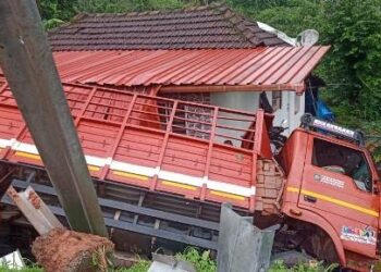 ಬಂಟ್ವಾಳ : ನಿಯಂತ್ರಣ ತಪ್ಪಿ ಮನೆಯ ಮಹಡಿ ಮೇಲೆ ಬಿದ್ದ ಲಾರಿ..!!!