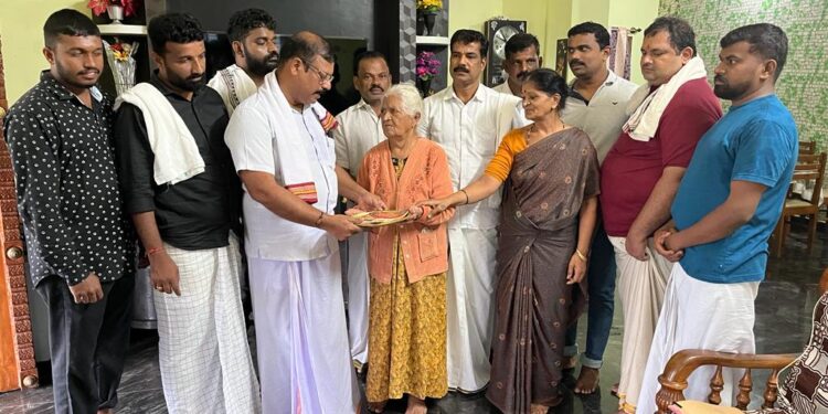 ಮಾಣಿಗುತ್ತು ಶ್ರೀ ಉಳ್ಳಾಲ್ತಿ, ಬೆಮ್ಮೆರ್, ಗುಡ್ಡೆಚಾಮುಂಡಿ, ಪಂಜುರ್ಲಿ, ಮಲೆಕೊರತಿ ದೈವಗಳ ಧರ್ಮಚಾವಡಿಯ ಜೀರ್ಣೋದ್ಧಾರ ಹಿನ್ನೆಲೆ : ಜೀರ್ಣೋದ್ಧಾರ ಸಮಿತಿಯ ವತಿಯಿಂದ ಮನೆ-ಮನೆ ಭೇಟಿ