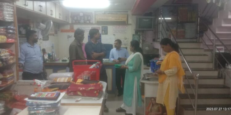 ಪುತ್ತೂರು : ನಿಷೇಧಿತ ಪ್ಲಾಸ್ಟಿಕ್ ಬಳಕೆ : ನಗರಸಭೆ ಅಧಿಕಾರಿಗಳಿಂದ ಅಂಗಡಿಗಳ ಮೇಲೆ ದಾಳಿ