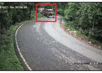 ಉಳ್ಳಾಲ : ಸೈಡ್ ಕೊಡಲು ಹೋಗಿ ಪ್ರಪಾತಕ್ಕೆ ಉರುಳಿದ ಲಾರಿ..!!!