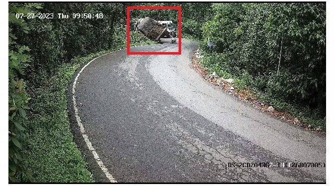 ಉಳ್ಳಾಲ : ಸೈಡ್ ಕೊಡಲು ಹೋಗಿ ಪ್ರಪಾತಕ್ಕೆ ಉರುಳಿದ ಲಾರಿ..!!!