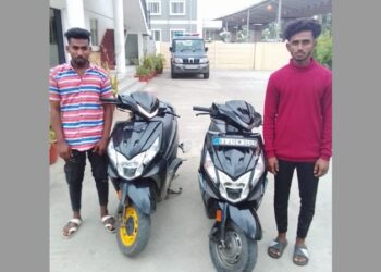 ಡೆಡ್ಲಿ ವೀಲ್ಹಿಂಗ್ ಮಾಡುತ್ತಿದ್ದ ಇಬ್ಬರು ಯುವಕರು ಪೊಲೀಸ್​ ವಶಕ್ಕೆ..!!!