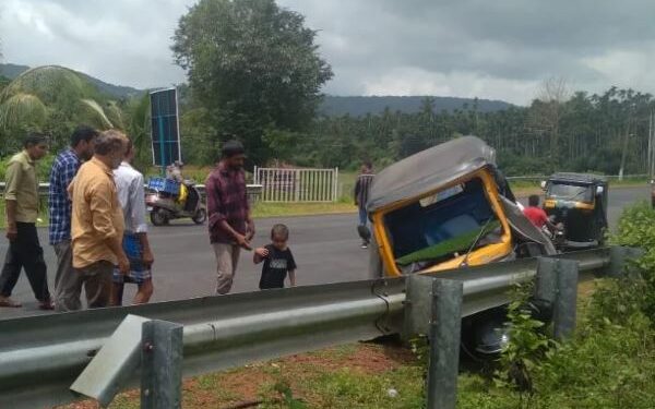 ವಿಟ್ಲ : ಮುಂಗುಸಿಯ ಪ್ರಾಣ ಉಳಿಸಲು ಹೋಗಿ ಆಟೋ ರಿಕ್ಷಾ ಪಲ್ಟಿ : ಚಾಲಕನಿಗೆ ಗಾಯ..!!