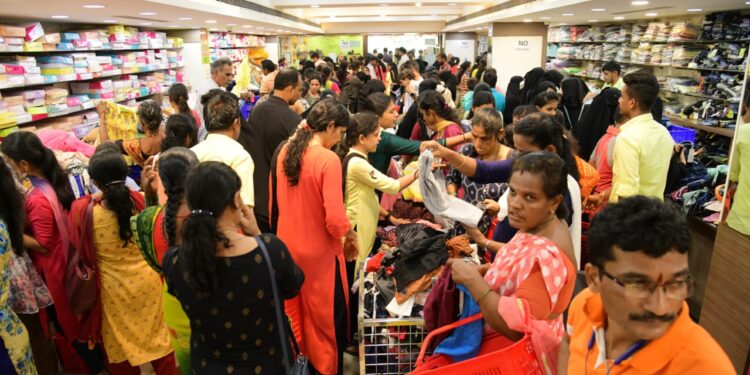 ಪುತ್ತೂರಿನಲ್ಲಿ ಫ್ಯಾಷನ್ ಲೋಕದ ಮಹಾ ಉತ್ಸವ : ಇಂದಿನಿಂದ ‘ರಾಧಾಸ್’ ವಸ್ತ್ರ ಮಳಿಗೆಯಲ್ಲಿ ‘ಮಾನ್ಸೂನ್ ಮೇಳ’ ಪ್ರಾರಂಭ