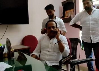 ಪುತ್ತೂರಿನ ಮಹಿಳಾ ಮತ್ತು ಮಕ್ಕಳ ಕಲ್ಯಾಣ ಇಲಾಖೆಯಲ್ಲಿ ಭಾರೀ ಅವ್ಯವಹಾರ : ಸಾರ್ವಜನಿಕರಿಂದ ದೂರು ; ಸಿಡಿಪಿಒ ಕಚೇರಿಗೆ ಶಾಸಕರ  ದಿಢೀರ್ ಭೇಟಿ : ಅಧಿಕಾರಿಯನ್ನು ತರಾಟೆಗೆ ತೆಗೆದುಕೊಂಡ ಶಾಸಕರು