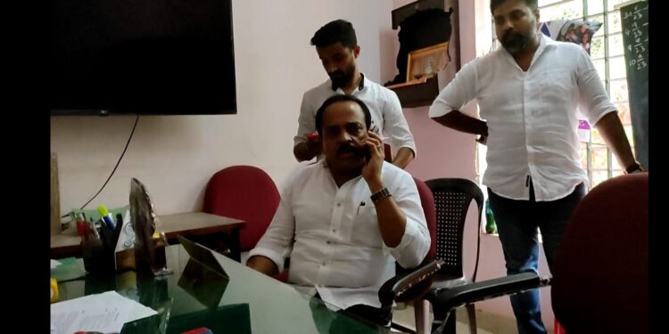 ಪುತ್ತೂರಿನ ಮಹಿಳಾ ಮತ್ತು ಮಕ್ಕಳ ಕಲ್ಯಾಣ ಇಲಾಖೆಯಲ್ಲಿ ಭಾರೀ ಅವ್ಯವಹಾರ : ಸಾರ್ವಜನಿಕರಿಂದ ದೂರು ; ಸಿಡಿಪಿಒ ಕಚೇರಿಗೆ ಶಾಸಕರ  ದಿಢೀರ್ ಭೇಟಿ : ಅಧಿಕಾರಿಯನ್ನು ತರಾಟೆಗೆ ತೆಗೆದುಕೊಂಡ ಶಾಸಕರು