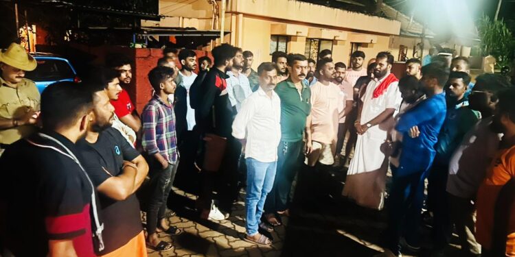 ಸುಳ್ಯ : ನೈತಿಕ ಪೊಲೀಸ್ ಗಿರಿ ಆರೋಪ : ಠಾಣಾಧಿಕಾರಿ ಜೊತೆ ಮಾತುಕತೆ ನಡೆಸಿದ ಅರುಣ್ ಪುತ್ತಿಲ ; ಯುವಕ ರಿಲೀಸ್.!!?