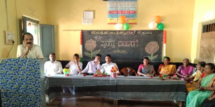 ಕುಳಾಲು ಶಾಲೆಯಲ್ಲಿ 77ನೇ ಸ್ವಾತಂತ್ರ್ಯ ದಿನಾಚರಣೆ : ಕೊಳ್ನಾಡು ಗ್ರಾ.ಪಂ. ನೂತನ ಅಧ್ಯಕ್ಷರಿಗೆ ಗೌರವಾರ್ಪಣೆ