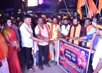 ಬಂಟ್ವಾಳ : ಹಿಂ.ಜಾ.ವೇ. ವತಿಯಿಂದ ಅಖಂಡ ಭಾರತ ಸಂಕಲ್ಪ ದಿನದ ಅಂಗವಾಗಿ ಪಂಜಿನ ಮೆರವಣಿಗೆ