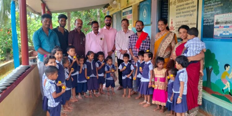 ಚಂದ್ರಯಾನ ಯಶಸ್ವಿ : ಪುತ್ತಿಲ ಪರಿವಾರದ ಸದಸ್ಯರಿಂದ ಮಕ್ಕಳಿಗೆ ಸಿಹಿ ಹಂಚಿ ಸಂಭ್ರಮ