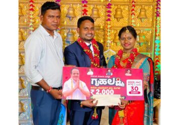 ಮದುವೆ ಸಮಾರಂಭದಲ್ಲಿಯೂ ಸದ್ದು ಮಾಡಿದ ‘ಗೃಹಲಕ್ಷ್ಮೀ’ ಯೋಜನೆ : ವಧು-ವರರಿಗೆ ಹಾಗೂ ಅತಿಥಿಗಳಿಗೆ ಯೋಜನೆಯ ಫಲಕದ ಜೊತೆ ಮಾಹಿತಿ ನೀಡಿದ ಪ್ರಹ್ಲಾದ್ ಬೆಳ್ಳಿಪ್ಪಾಡಿ