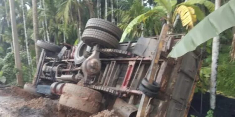 ಮಾಣಿ : ಕೋಕ್ ಸಾಗಾಟದ ಲಾರಿ ಪಲ್ಟಿ