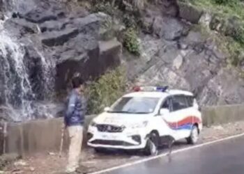 ಚಾರ್ಮಾಡಿ ಘಾಟಿಯಲ್ಲಿ ಪ್ರವಾಸಿಗರ ಹುಚ್ಚಾಟ : ಮುನ್ನೆಚ್ಚರಿಕೆ ಕ್ರಮವಾಗಿ ಜಲಪಾತದ ಸ್ಥಳಗಳಲ್ಲಿ ಪೊಲೀಸರ ನಿಯೋಜನೆ