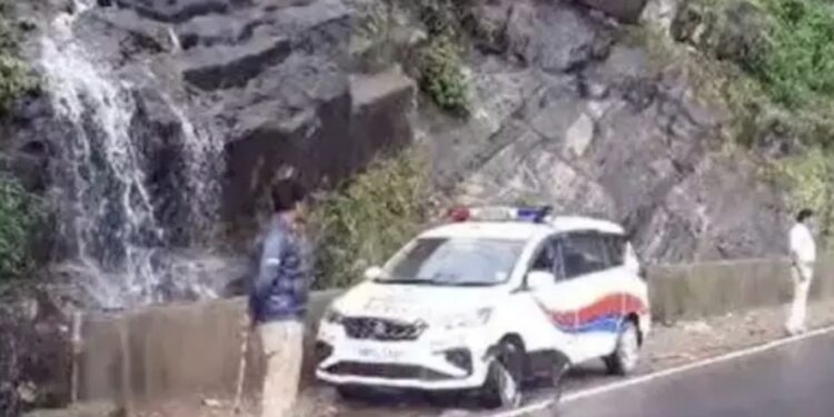 ಚಾರ್ಮಾಡಿ ಘಾಟಿಯಲ್ಲಿ ಪ್ರವಾಸಿಗರ ಹುಚ್ಚಾಟ : ಮುನ್ನೆಚ್ಚರಿಕೆ ಕ್ರಮವಾಗಿ ಜಲಪಾತದ ಸ್ಥಳಗಳಲ್ಲಿ ಪೊಲೀಸರ ನಿಯೋಜನೆ