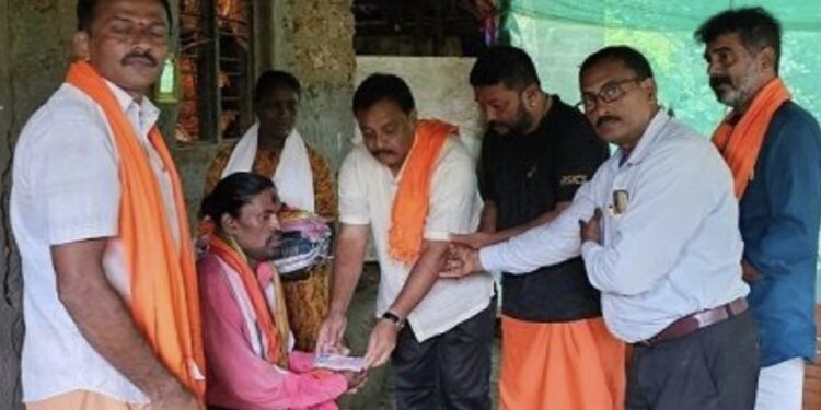 ದೈವನರ್ತಕ ರಮೇಶ್ ಅಜಲರ ಮನೆಗೆ ಭೇಟಿ ನೀಡಿದ ಪುತ್ತಿಲ ಪರಿವಾರ :  ಸಹಾಯಧನ  ಹಸ್ತಾಂತರ