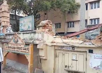 ಅರ್ಚಕ ಪೂಜೆ ಮಾಡುತ್ತಿರುವಾಗಲೇ ಗಂಗಾಧರೇಶ್ವರ ದೇಗುಲದ ಗೋಡೆ ಕೆಡವಿದ ಬಿಬಿಎಂಪಿ : ಭಕ್ತರಿಂದ ತೀವ್ರ ಆಕ್ರೋಶ