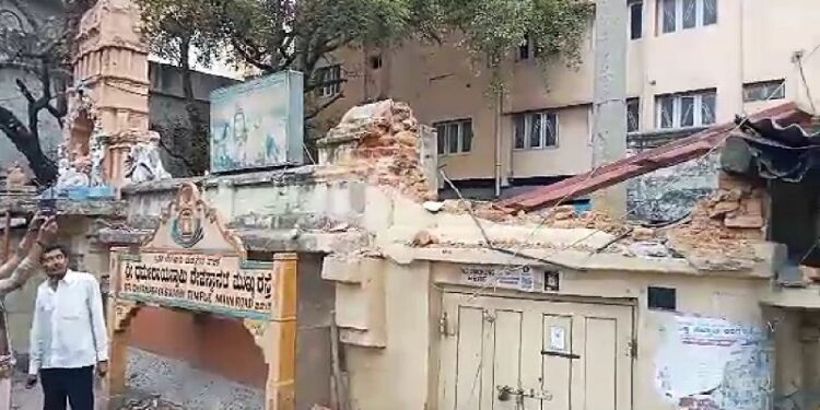 ಅರ್ಚಕ ಪೂಜೆ ಮಾಡುತ್ತಿರುವಾಗಲೇ ಗಂಗಾಧರೇಶ್ವರ ದೇಗುಲದ ಗೋಡೆ ಕೆಡವಿದ ಬಿಬಿಎಂಪಿ : ಭಕ್ತರಿಂದ ತೀವ್ರ ಆಕ್ರೋಶ