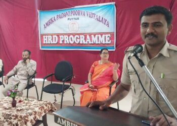 ಬಪ್ಪಳಿಗೆಯ ಅಂಬಿಕಾ ಪದವಿಪೂರ್ವ ವಿದ್ಯಾಲಯದಲ್ಲಿ ಜಾಗೃತಿ ಕಾರ್ಯಕ್ರಮ : ವಿದ್ಯಾರ್ಥಿಗಳು ಜಾಲತಾಣಗಳಿಂದ ದೂರ ಇರಬೇಕು – ಪಿಎಸ್‌ಐ ಶ್ರೀಕಾಂತ್ ರಾಥೋಡ್